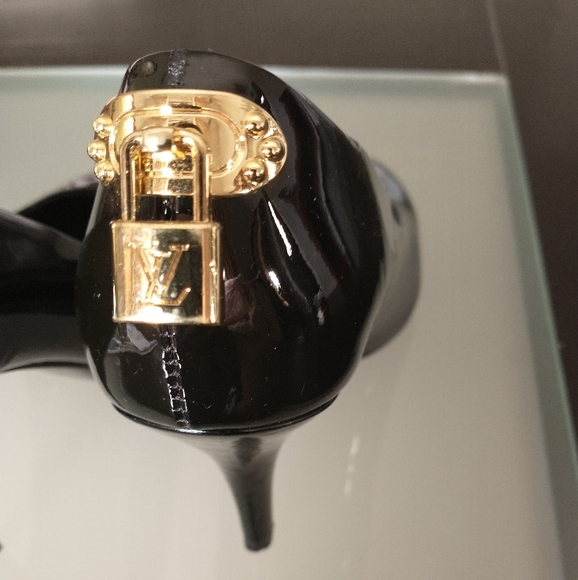 Authentic Louis Vuitton shoes - Picture 3 of 5